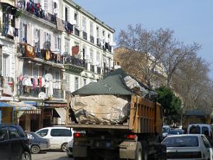 1983 gros camion transport de blocs vers le port d'oran 